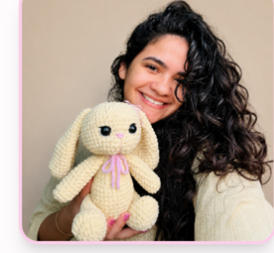 Artesa da Amiguruli segurando um coelhinho de amigurumi