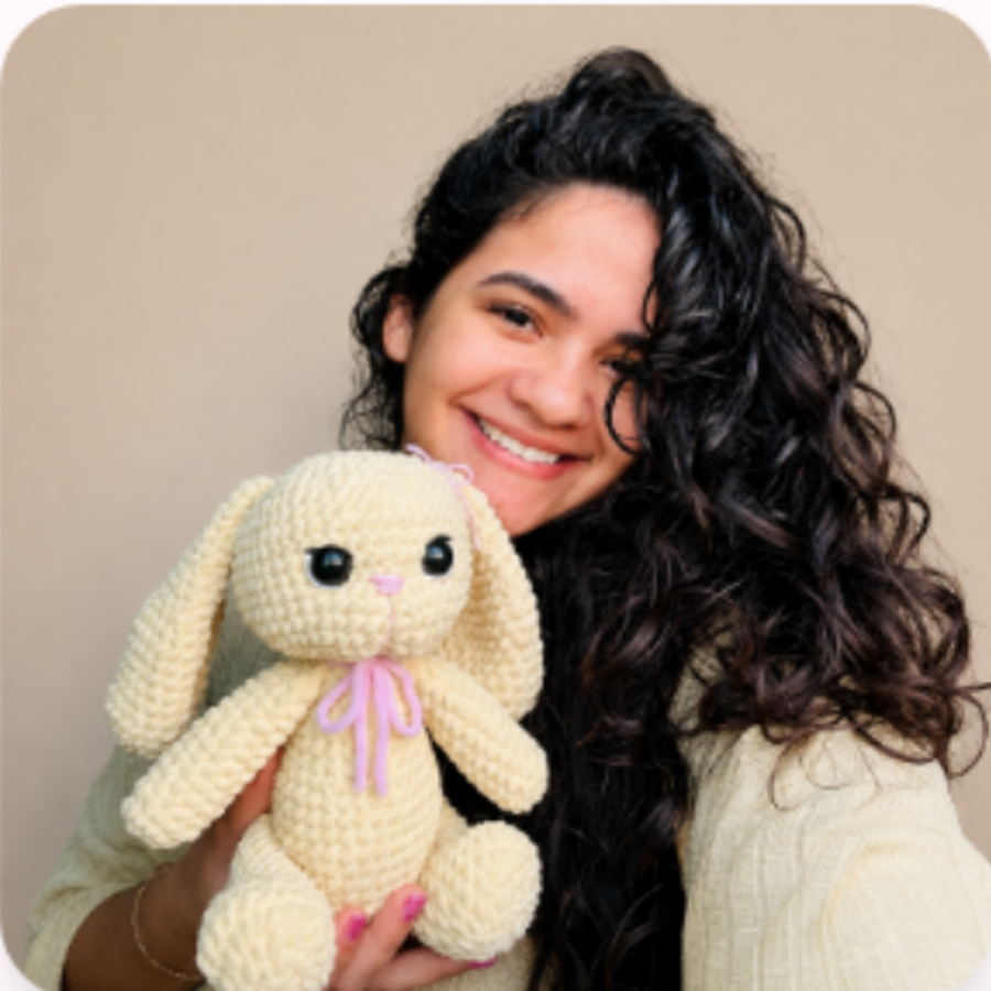 Coelhinha de amigurumi creme com laço rosa
